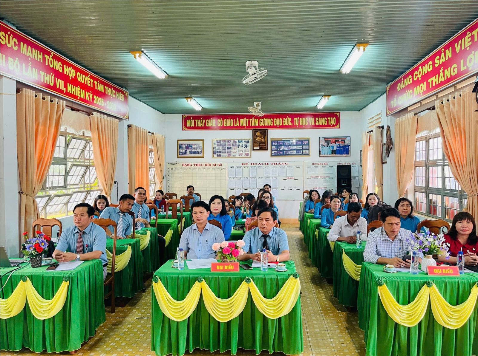 TRƯỜNG PTDTNT THCS MANG YANG TỔ CHỨC HỘI NGHỊ VIÊN CHỨC VÀ NGƯỜI LAO ĐỘNG NĂM HỌC 2025-2026